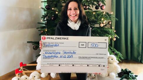 Spendencheck Kinderhospiz Sterntaler Sonja Nowak vom Kinderhospiz Sterntaler mit Spendencheck