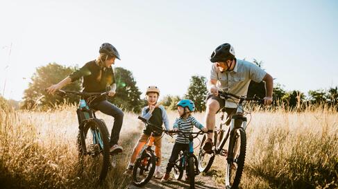Familie macht eine Radtour