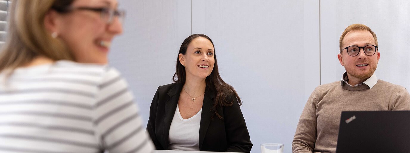 Kolleg*innen im Gespräch