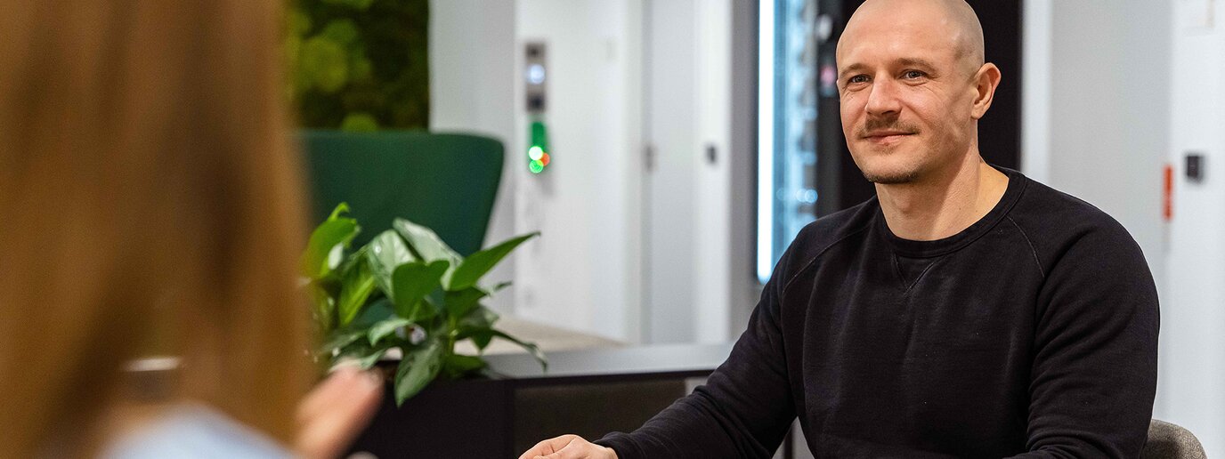 Student im Gespräch 