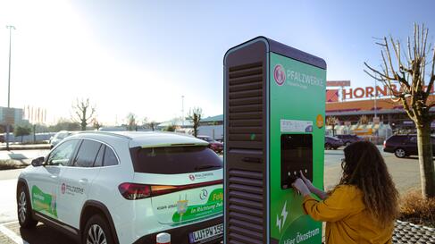 In der NÀhe des Eingangs parken. Bequem den Ladevorgang starten und ab ins GeschÀft ElektromobilitÀt im Handel, Ladeinfrastruktur beim Handel, pfalzwerke, E-MobilitÀt