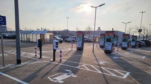 Schnellladesäulen der Pfalzwerke am Ostsee Park Rostock auf einem Parkplatz mit markierten E‑Auto‑Stellplätzen