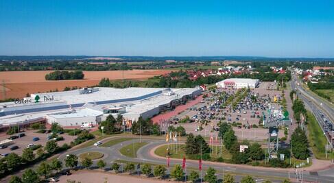 Einkaufszentrum Ostsee Park Rostock aus der Luft mit großem Parkplatz