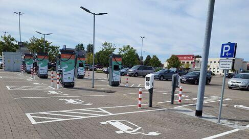 Ladepark am Ostsee Park Rostock mit mehreren Schnell- und AC-Ladepunkten für Elektrofahrzeuge