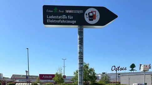 Hinweisschild zur Ladestation für Elektrofahrzeuge am Ostsee Park Rostock