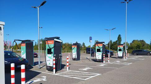 Ladepark am Ostsee Park Rostock mit Schnellladeinfrastruktur für E‑Autos